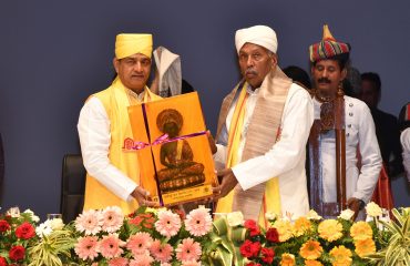 दीक्षांत समारोह में एकेयू के वाइस चांसलर ने महामहिम का स्वागत किया।