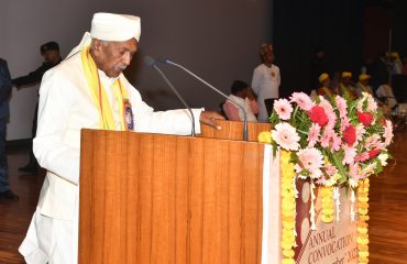 दीक्षांत समारोह में छात्रों को संबोधित करते महामहिम।