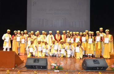 यूनिवर्सिटी टॉपर्स के साथ महामहिम।