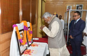 His Excellency paid tribute to Chaudhary Charan Singh and Rambriksh Benipuri on the occasion of their Birth Anniversary.