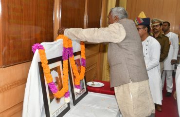 His Excellency paid floral tribute to Chaudhary Charan Singh and Rambriksh Benipuri on the occasion of their Birth Anniversary.