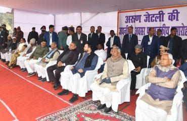 माननीय मुख्य मंत्री और अन्य गणमान्य व्यक्तियों के साथ कार्यक्रम में भाग लेने वाले महामहिम।