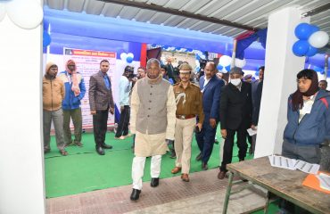 महामहिम मतदान केंद्र पर वोट डालने पहुंचे।