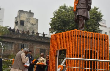 महामहिम ने अरुण जेटली को पुष्पांजलि अर्पित की।