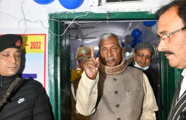 महामहिम अपना वोट डालने के बाद।