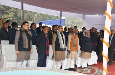 कार्यक्रम में गणमान्य व्यक्तियों के साथ महामहिम।