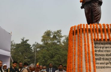 महामहिम कृष्ण बल्लभ सहाय की प्रतिमा पर पुष्पांजलि अर्पित करते हुए।