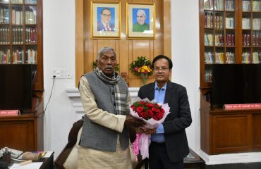 तिलका मांझी विश्वविद्यालय के कुलपति  ने  मुलाकात कर महामहिम को उनके जन्मदिन और नव वर्ष 2023 की बधाई दी।