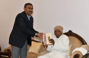 सुचना जनसंपर्क विभाग के सचिव ने बिहार डायरी-2023 एवं बिहार कैलेंडर-2023 महामहिम को समर्पित किया  ।
