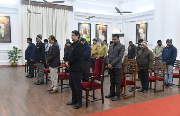 राजभवन के अधिकारियों एवं कर्मचारियों ने पूर्व राज्यपाल श्री केशरी नाथ त्रिपाठी को श्रद्धांजलि अर्पित करने के लिए दो मिनट का मौन रखा।