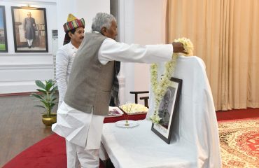 महामहिम ने पूर्व राज्यपाल श्री केशरी नाथ त्रिपाठी के चित्र पर माल्यार्पण किया।
