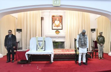 महामहिम ने पूर्व राज्यपाल श्री केशरी नाथ त्रिपाठी को श्रद्धांजलि अर्पित करने के लिए दो मिनट का मौन रखा।