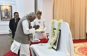 महामहिम ने पूर्व राज्यपाल श्री केशरी नाथ त्रिपाठी को श्रद्धांजलि अर्पित की।