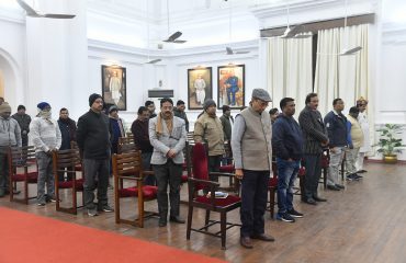 राजभवन के अधिकारियों एवं कर्मचारियों ने पूर्व राज्यपाल श्री केशरी नाथ त्रिपाठी को श्रद्धांजलि अर्पित करने के लिए दो मिनट का मौन रखा।