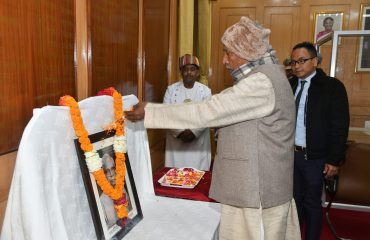 महामहिम ने स्वर्गीय गुलाम सरवर को पुष्पांजलि अर्पित की।