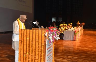 दीक्षांत समारोह में सभी छात्रों को संबोधित करते महामहिम।