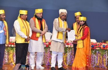 उत्तीर्ण छात्र-छात्राओं को सम्मानित करते महामहिम