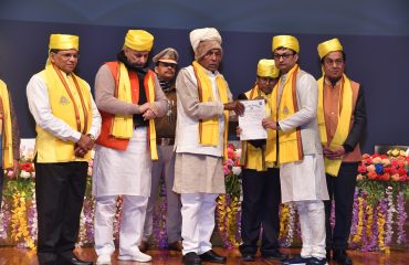 उत्तीर्ण छात्र-छात्राओं को सम्मानित करते महामहिम