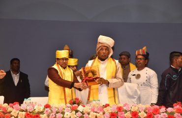 कुलपति ने दीक्षांत समारोह में महामहिम का स्वागत किया और स्मृति चिन्ह भेंट किया।