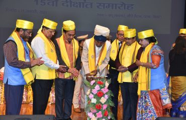महामहिम दीप प्रज्वलन कर दीक्षांत समारोह का उद्घाटन करते हुए।