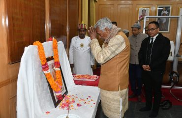 महामहिम ने स्वामी विवेकानंद जी को नमन किया ।