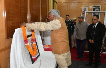 महामहिम ने स्वामी विवेकानंद जी के चित्र पर माल्यार्पण किया।
