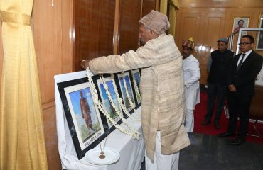 महामहिम ने स्वतंत्रता सेनानियों के छायाचित्रों पर माल्यार्पण किया।