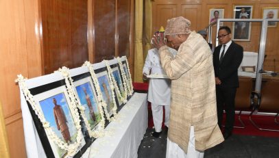 महामहिम ने स्वतंत्रता सेनानियों को श्रद्धांजलि अर्पित की।