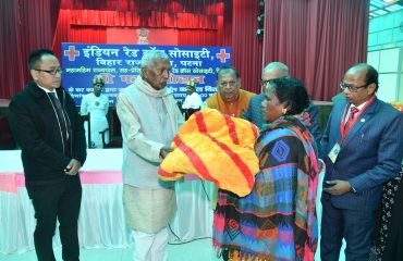 महामहिम ने जरूरतमंदों को कंबल वितरण किया।