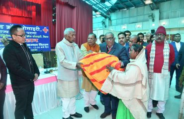 महामहिम ने जरूरतमंदों को कंबल वितरण किया