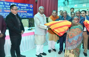महामहिम ने जरूरतमंदों को कंबल वितरण किया।