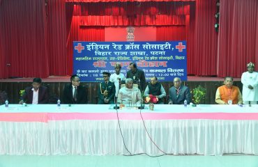 राजभवन में रेडक्रॉस द्वारा आयोजित कंबल वितरण कार्यक्रम में महामहिम।