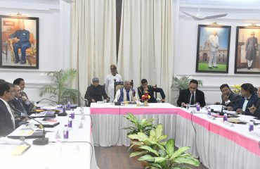 समीक्षा बैठक के दौरान कुलपतियों से बातचीत करते महामहिम।