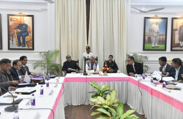 कुलपतियों के साथ समीक्षा बैठक की अध्यक्षता करते हुए महामहिम।