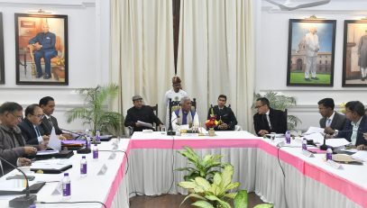 कुलपतियों के साथ समीक्षा बैठक की अध्यक्षता करते हुए महामहिम।