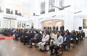 कार्यक्रम में शामिल राजभवन के अधिकारी, कर्मचारी और स्कूली बच्चे।