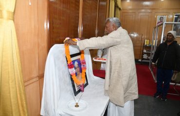 महामहिम ने श्री लाल सिंह त्यागी के चित्र पर माल्यार्पण किया।
