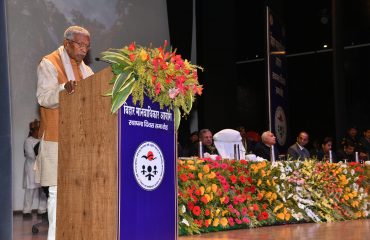 कार्यक्रम को संबोधित करते हुए महामहिम।