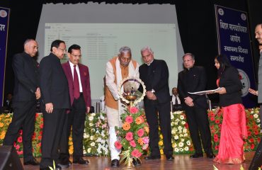 महामहिम दीप प्रज्वलन की रस्म अदा कर कार्यक्रम का उद्घाटन करते हुए।