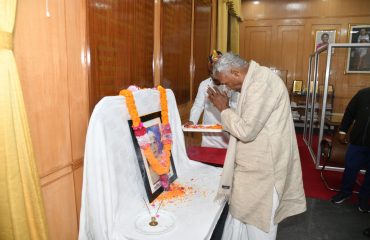 महामहिम ने श्री लाल सिंह त्यागी को श्रद्धांजलि अर्पित की।