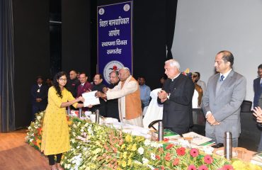 कार्यक्रम में प्रतियोगिता के विजेताओं को पुरस्कृत करते महामहिम।
