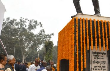 His Excellency paid floral tribute to Netaji Subhash Chandra Bose.