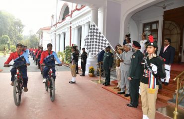 कार्यक्रम में महामहिम ने साइकिलिस्ट को झंडी दिखाकर रवाना किया।