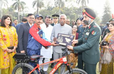 His Excellency presenting a memento to a cadet.