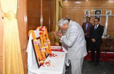 His Excellency bowed down to Jagdev Prasad and Lalit Narayan Mishra on their birth anniversary.