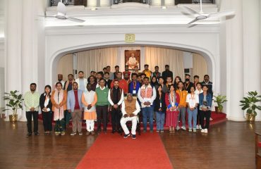 पूर्वोत्तर भारत के छात्रों के एक समूह ने महामहिम से मुलाकात की।