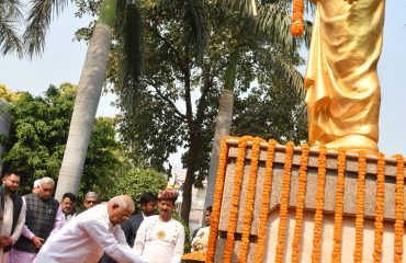 His Excellency paid floral tribute to Swami Sahajanand Saraswati.