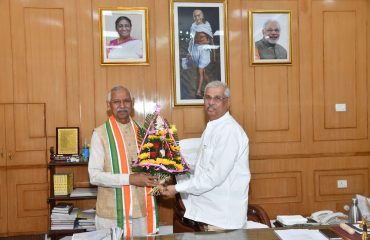 Shri Janardan Singh Sigriwal paid a courtesy call on His Excellency.