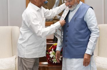 माननीय प्रधानमंत्री श्री नरेंद्र मोदी जी को महामहिम ने शाल भेंट की।