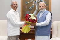 महामहिम ने माननीय प्रधानमंत्री श्री नरेंद्र मोदी जी को गुलदस्ता भेंट किया।